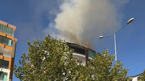 İtfaiye, dumanların sardığı binadan 7 kişiyi çıkardı