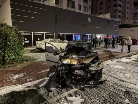 Park halindeki araçlara çarpan otomobil alev aldı: 2 kişi yaralandı - fotoğraf 3