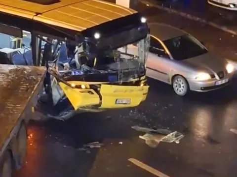 Bağcılar'da İETT otobüsü park halindeki çekiciye çarptı - fotoğraf 2