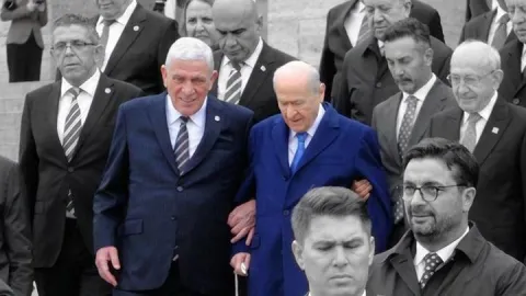 İYİ Parti'de "kola girme" polemiği! Usta itiraz etti, Dervişoğlu bu yanıtı verdi