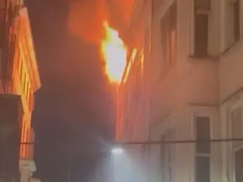 Beyoğlu'nda 6 katlı binada çıkan yangın söndürüldü - fotoğraf 1