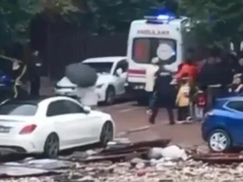 Sağanak sonrası çatıya çıkmıştı: Dengesini kaybedip düşen adam can verdi - fotoğraf 5