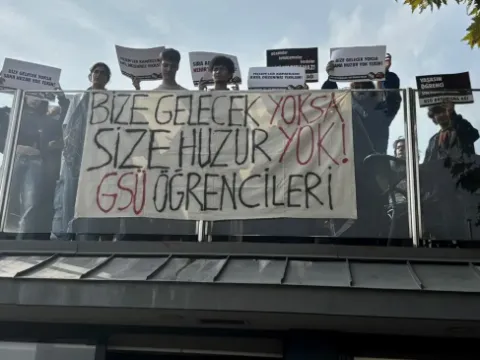 Nevin ve Nehir tutuklandı, aynı pankartı üniversiteye astılar - fotoğraf 1
