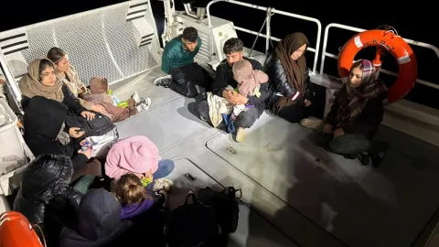İzmir açıklarında 13 düzensiz göçmen yakalandı