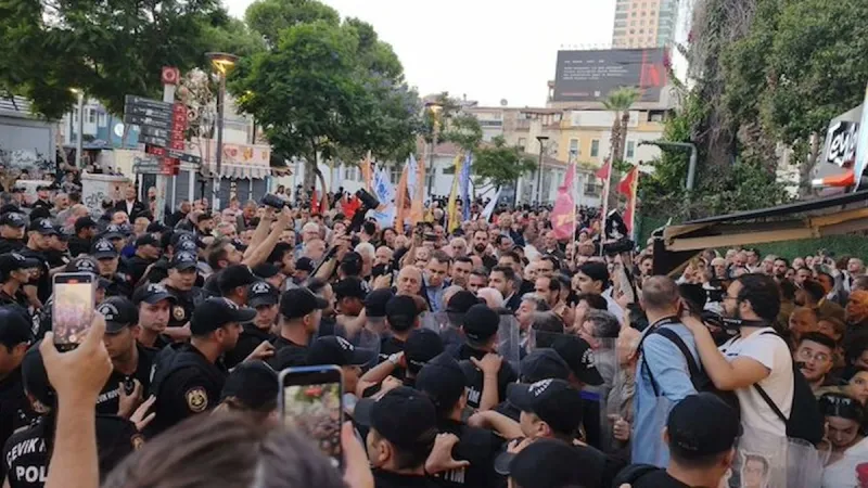İzmir AKP yolunda İzmirliler ayakta!