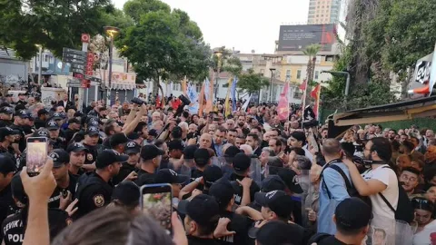 İzmir AKP yolunda İzmirliler ayakta!
