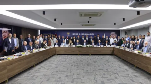 İzmir Büyükşehir Belediye Başkanı Tugay, AK Parti İzmir İl Başkanlığını ziyaret etti