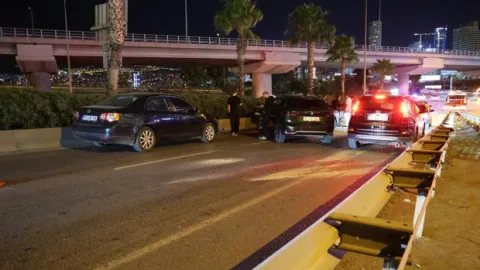 İzmir’de 7 otomobil, 1 motosikletin karıştığı zincirleme kaza: 4 yaralı