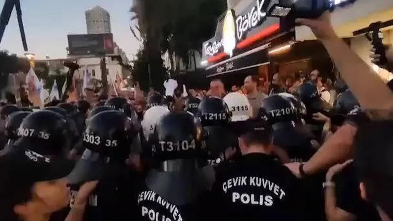 İzmir'de Cemil Tugay protestosu: Polis müdahale etti
