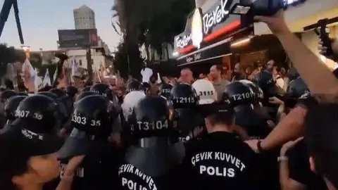 İzmir'de Cemil Tugay protestosu: Polis müdahale etti