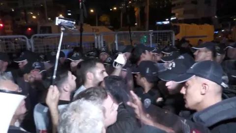 İzmir'de Cemil Tugay protestosuna polis engeli