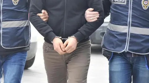 İzmir'de deniz kenarında 37 düzensiz göçmen yakalandı