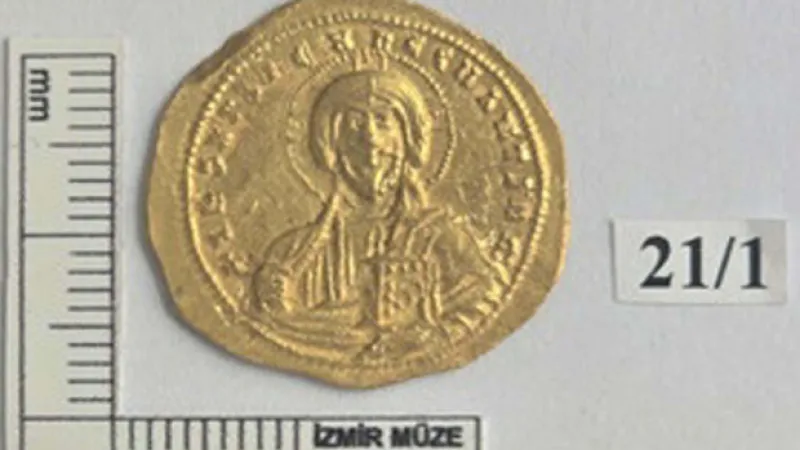 İzmir'de denizde tarihi sikke bulundu