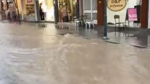 İzmir'de sağanak etkili oldu; cadde ve sokaklar su altında kaldı