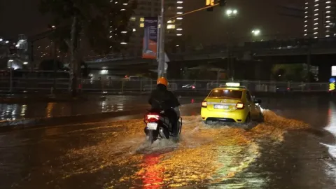İzmir'de sağanak yağış cadde ve sokakları su altında bıraktı