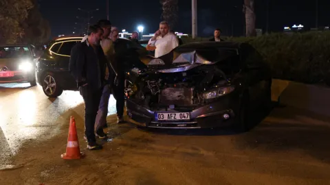 İzmir'de zincirleme kaza: 7 otomobil ve 1 motosiklet birbirine girdi