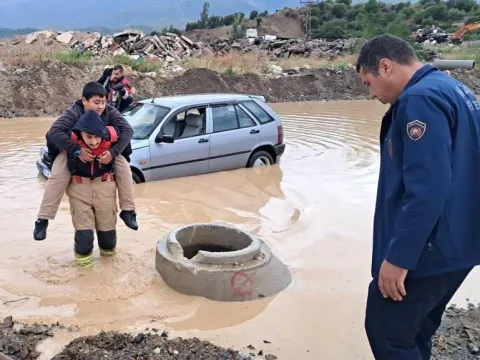 Türkiye kuvvetli yağış ve fırtınaya teslim: Minare yıkıldı, ağaç devrildi, öğlenciler mahsur kaldı... - fotoğraf 5