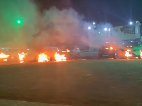 Antalya'da oto galeri kundaklandı: 6 otomobil benzinle ateşe verildi - fotoğraf 4