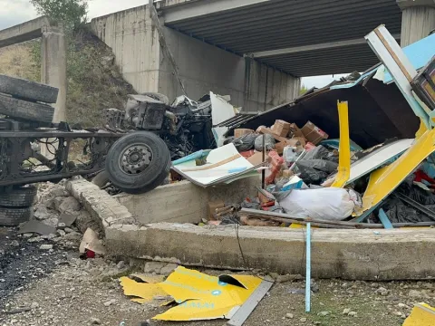 Kargo kamyonu 25 metreden düştü: 2 yaralı - fotoğraf 1