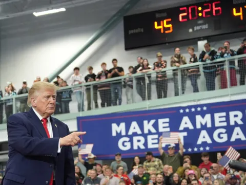 Donald Trump'ın korumaları alarma geçti: ABD Başkanı konuşurken tansiyon yükseldi - fotoğraf 5