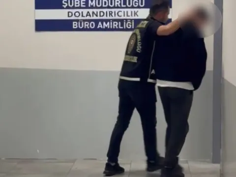Ev sahibi elindeki belgeye inandı kapıyı açtı: Arama bahanesiyle yaptıkları şoke etti - fotoğraf 3