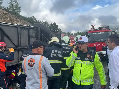 Son dakika... Antalya'da yolcu otobüsü devrildi: Ölü ve yaralılar var - fotoğraf 2