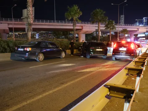 İzmir'de zincirleme kaza: 7 otomobil ve 1 motosiklet birbirine girdi - fotoğraf 1