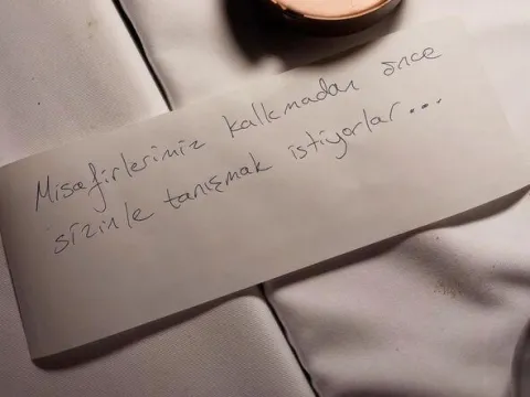 Restoranda masasına gelen notu paylaştı - fotoğraf 3