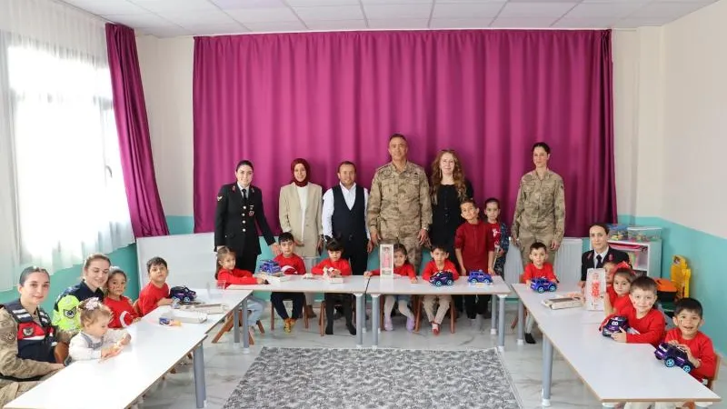 JANDARMADAN "GELECEĞİMİZ ÇOCUKLAR" ETKİNLİĞİ