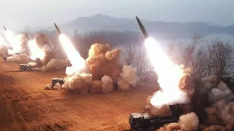 Japonların dibine 900 kilometre menzilli balistik füze fırlattılar