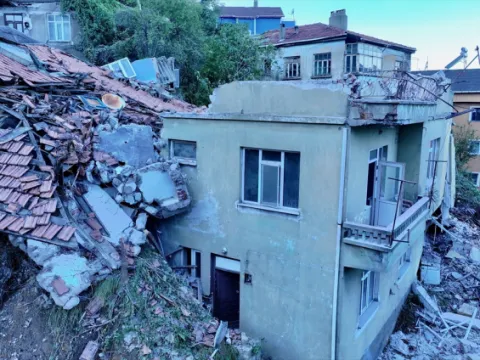 Zonguldak'ta çöken binanın çevresindeki 7 bina tahliye edildi - fotoğraf 1