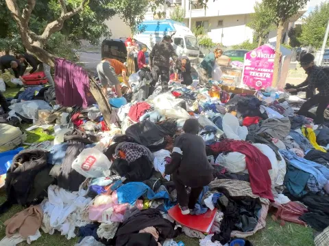 İstanbul'da ilginç olay: Ceza korkusuyla sokağa atılan kıyafetleri kapış kapış götürdüler! - fotoğraf 3