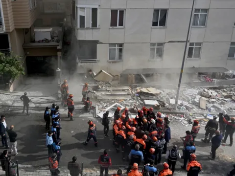 İstanbul'da kısmen çöken 7 katlı binada arama çalışmaları tamamlandı: Can kaybı 5'e yükseldi - fotoğraf 5