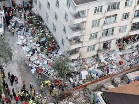 Yan binadakiler o anları anlattı: "Bomba gibi bir gürültüyle uyandık" - fotoğraf 3