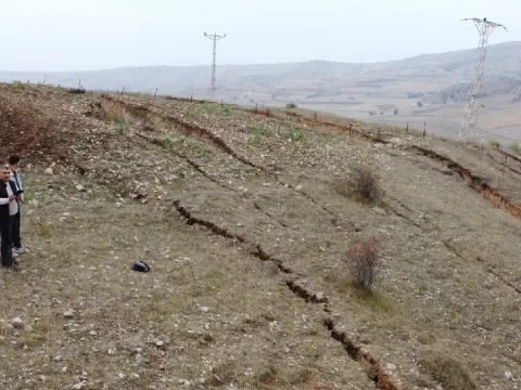 Bir ilde topraklar yarılmaya başladı: Valilikte uyarılar geldi - fotoğraf 1