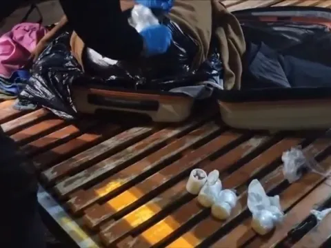 Zehir tacirinin akılalmaz planı: Valizdeki kazağın içinden çıkanlar şoke etti! - fotoğraf 1