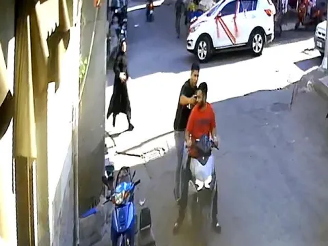 Çantası gasp edildi, şüphelileri kovaladı! O anlar kamerada! - fotoğraf 4