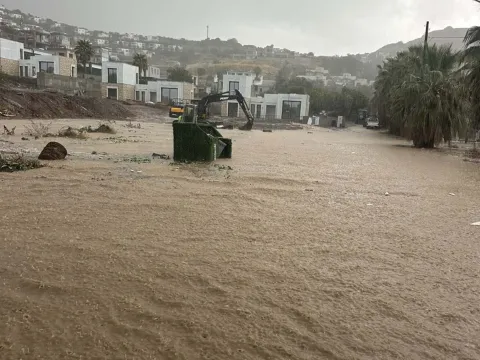 Görüntüler Türkiye'nin turizm başkentinden! Yollar trafiğe kapandı, iş yerlerini su bastı - fotoğraf 2