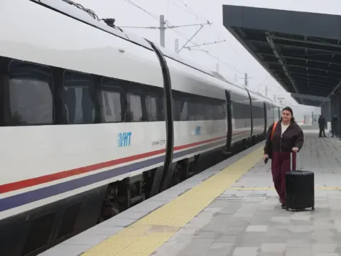 Yeni yüksek hızlı tren hattında ilk sefer: "Saatler sürüyordu, şimdi 55 dakikada gideceğim" - fotoğraf 1