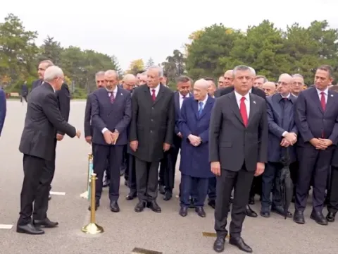 Anıtkabir'de dikkat çeken anlar! Kılıçdaroğlu tokalaştı, Özel arkasını dönmedi - fotoğraf 1