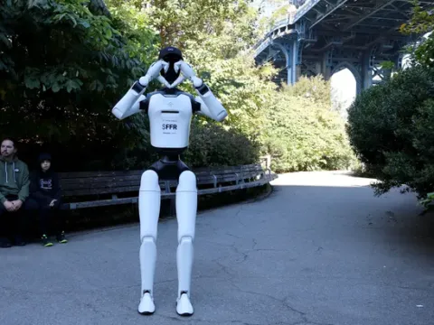 Robota çocuk bakıcı olmayı öğretmek için sokağa saldılar: İnsanlar önünde sıra oldu - fotoğraf 3
