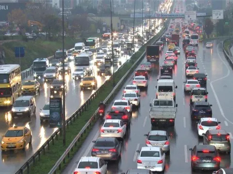 İstanbul'da trafik durma noktasına geldi! Yoğunluk yüzde 80'i geçti - fotoğraf 1