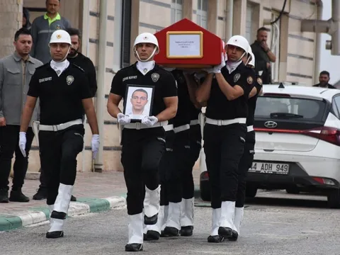 Alabora olan teknede yaşamını yitiren polis, toprağa verildi - fotoğraf 3