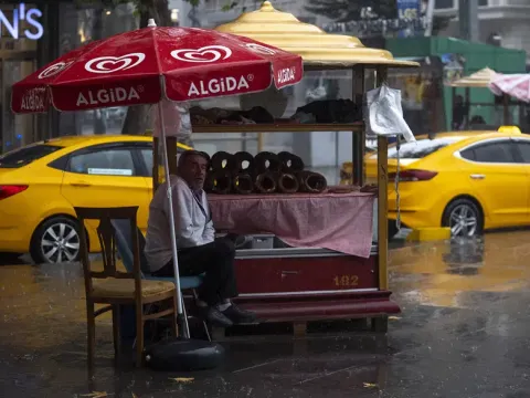 Pastırma sıcakları kısa sürecek: İstanbul'a üç gün yağmur yağacak, sıcaklık 7 derece düşecek - fotoğraf 1