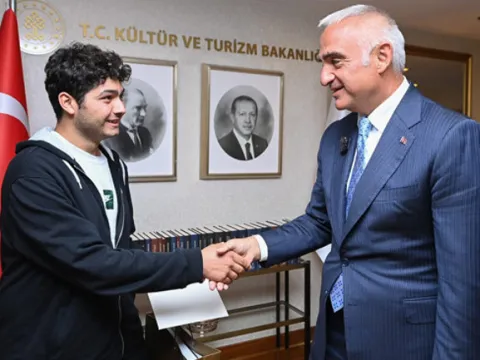 Bakan Ersoy, Türkiye derecesi elde eden Ahmet Deniz’i bakanlıkta ağırladı - fotoğraf 3