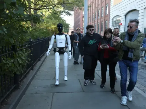 Robota çocuk bakıcı olmayı öğretmek için sokağa saldılar: İnsanlar önünde sıra oldu - fotoğraf 1