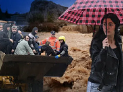 Selde bir bebeğin halatla tahliye edildiği anlar kamerada - fotoğraf 4