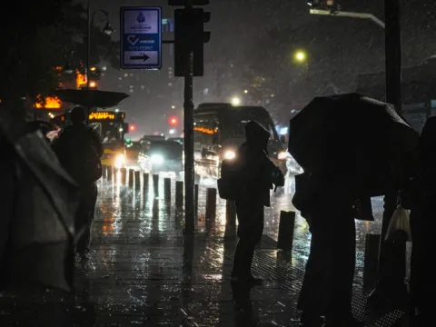 İstanbul'da dereler taştı, yollar göle döndü - fotoğraf 2