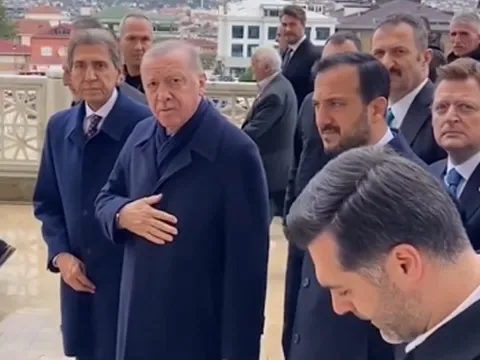 Erdoğan'a methiyeler dizen vatandaşa korumalardan müdahale: Bağırma camideyiz - fotoğraf 2
