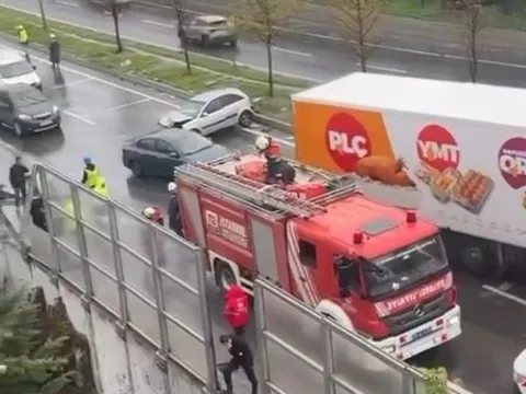 İstanbul’da kontrolden çıkan tır iki araca çarpıp 5 metreden aşağı uçtu - fotoğraf 4